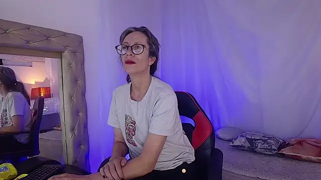 laurasofia45 online show from April 11, 5:26 am