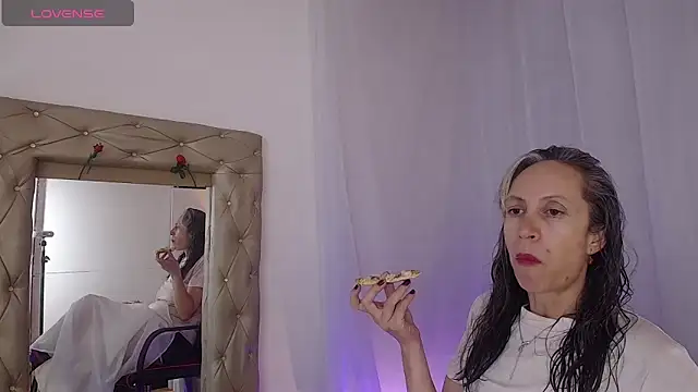laurasofia45 online show from April 23, 2:40 am