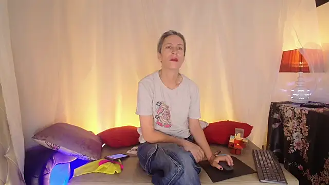 Snapshot of laurasofia45 chatting on June 14, 9:32 am laurasofia45 online show from June 14, 9:32 am