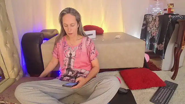 Snapshot of laurasofia45 chatting on June 11, 11:18 am laurasofia45 online show from June 11, 11:18 am