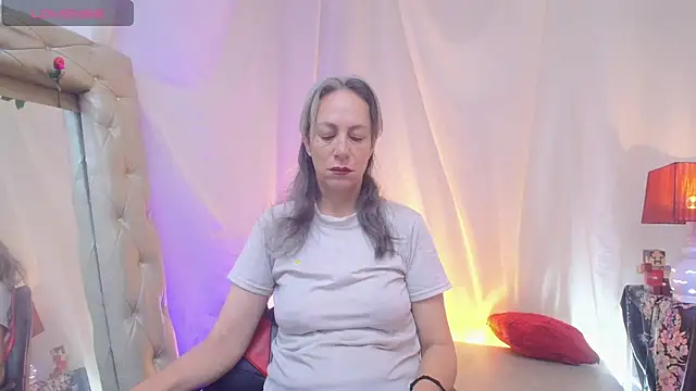 Snapshot of laurasofia45 chatting on July 3, 8:10 am laurasofia45 online show from July 3, 8:10 am