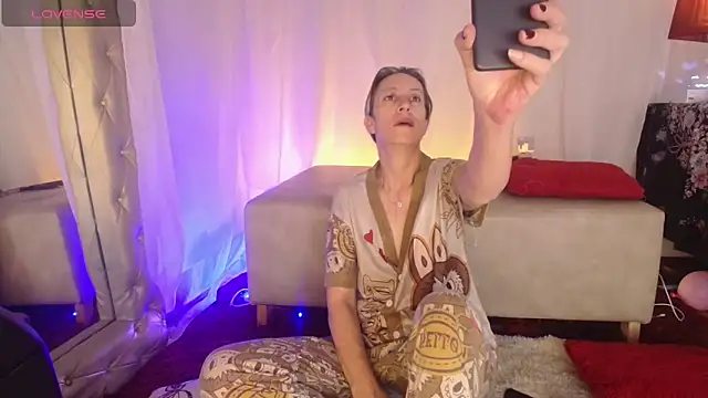 Snapshot of laurasofia45 chatting on June 12, 10:46 am laurasofia45 online show from June 12, 10:46 am