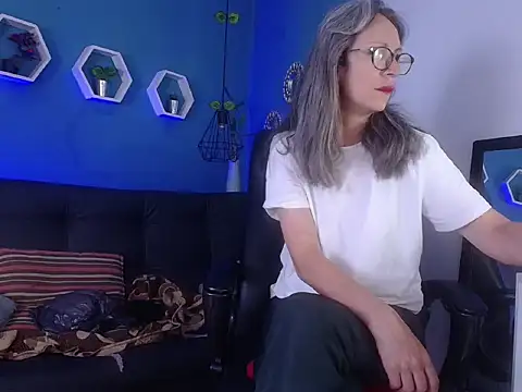 Snapshot of laurasofia45 chatting on March 1, 10:15 am laurasofia45 online show from March 1, 10:15 am