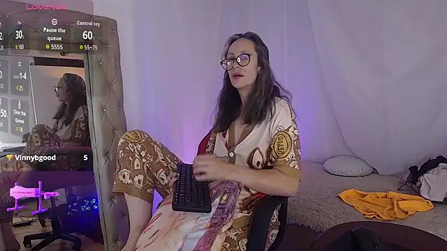 laurasofia45 online show from April 12, 11:41 pm