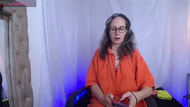 laurasofia45 online show from May 14, 10:45 am