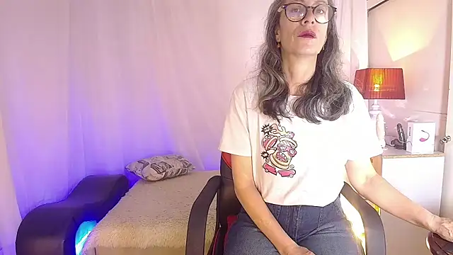 laurasofia45 online show from March 31, 12:12 am