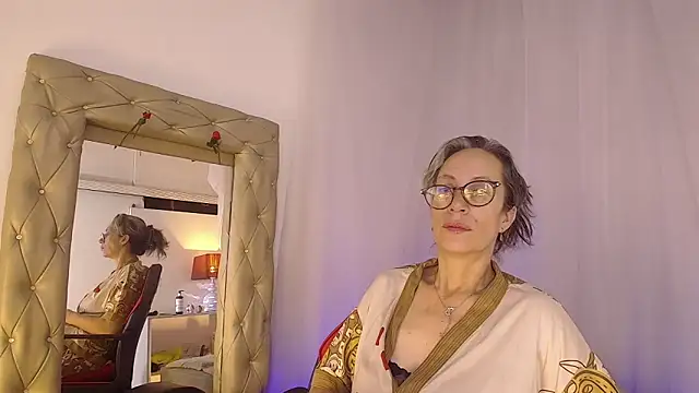 laurasofia45 online show from April 28, 5:12 am