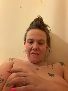 Snapshot of lickablelynn87 chatting on February 27, 10:53 pm lickablelynn87 online show from February 27, 10:53 pm