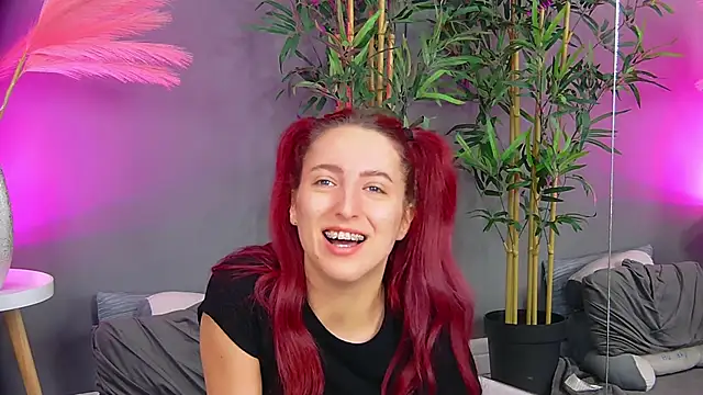 CrystalRedd online show from April 4, 3:57 am