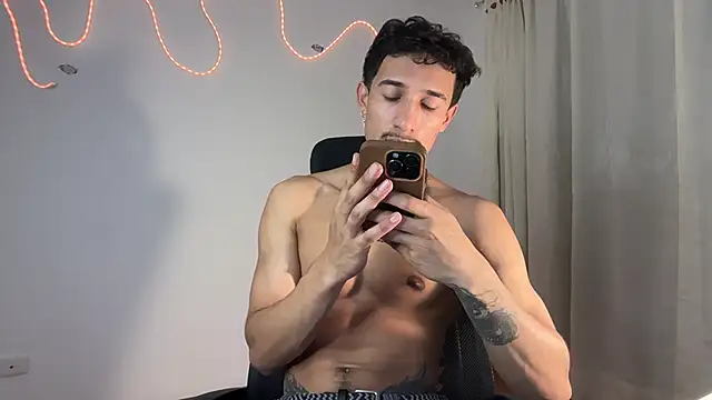 Snapshot of rafael_stone11 chatting on February 24, 12:00 am rafael stone11 online show from February 24, 12:00 am