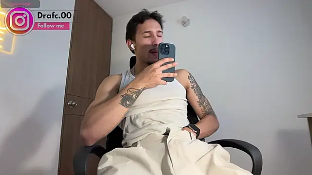 Snapshot of rafael_stone11 chatting on June 10, 2:02 am rafael stone11 online show from June 10, 2:02 am