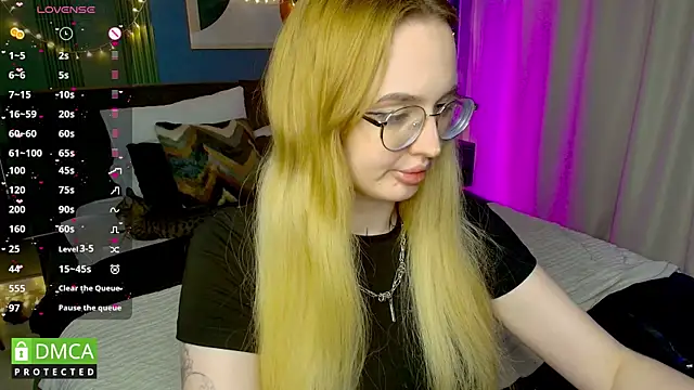 AdeLuna online show from May 25, 9:13 pm