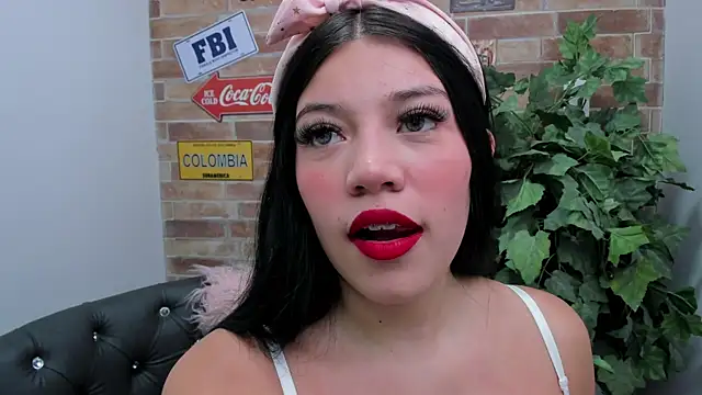 Snapshot of foxy_vera chatting on April 25, 11:02 am foxy vera online show from April 25, 11:02 am
