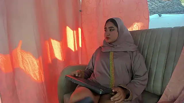 Snapshot of SamiraAwada chatting on July 8, 7:25 pm SamiraAwada online show from July 8, 7:25 pm