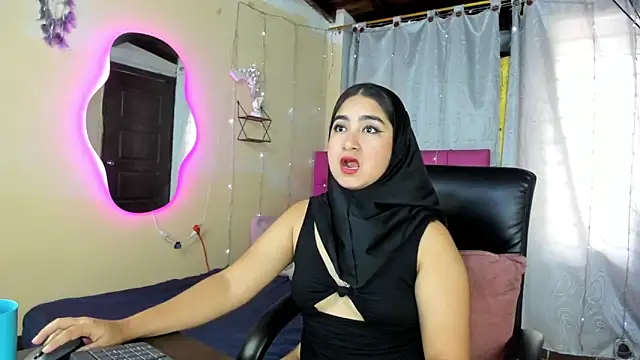 Snapshot of SamiraAwada chatting on June 1, 7:13 pm SamiraAwada online show from June 1, 7:13 pm