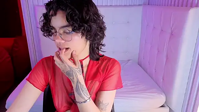 Snapshot of KittyLatina_02 chatting on February 15, 12:11 am KittyLatina 02 online show from February 15, 12:11 am