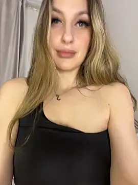 Alyxra online show from April 7, 6:54 pm