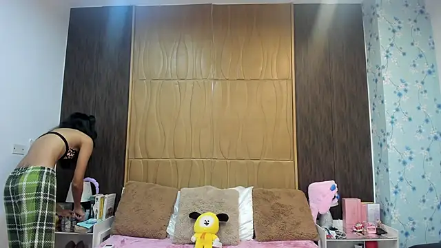 AlisHoward online show from April 21, 3:29 pm