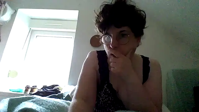 OIseauNoir88 online show from February 9, 8:12 am