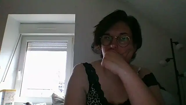 OIseauNoir88 online show from March 22, 8:49 am