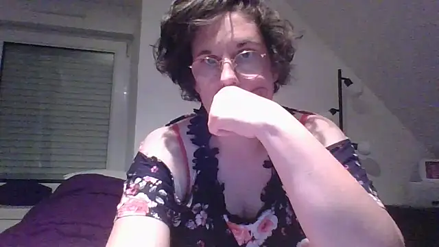 OIseauNoir88 online show from May 9, 7:28 pm