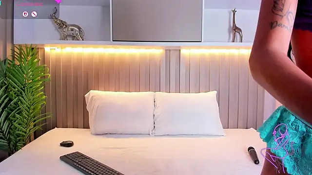 Zafiro11  online show from February 5, 3:57 am