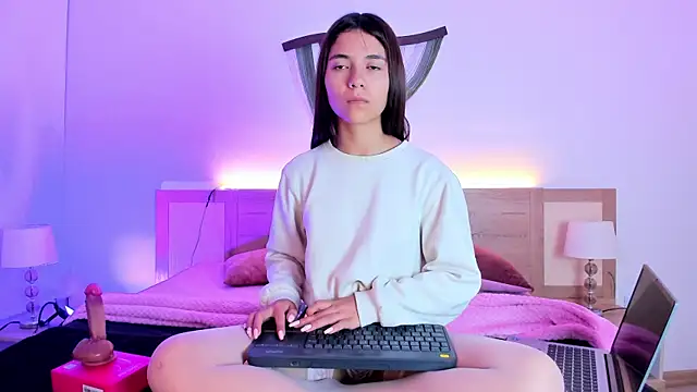 Snapshot of LiaJohnnson_ chatting on February 17, 4:10 am LiaJohnnson online show from February 17, 4:10 am