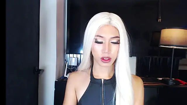 Snapshot of QueenAlisonfoxx chatting on June 10, 1:51 am QueenAlisonfoxx online show from June 10, 1:51 am