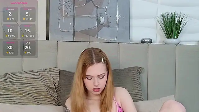 Snapshot of DephneMoon chatting on February 17, 5:49 am DephneMoon online show from February 17, 5:49 am