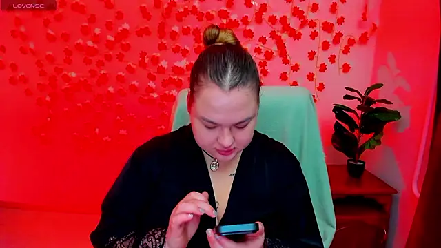 Snapshot of Sofiawetsweet chatting on February 9, 7:28 am Sofiawetsweet online show from February 9, 7:28 am