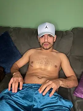 Snapshot of alessand180521 chatting on February 10, 8:19 pm alessand180521 online show from February 10, 8:19 pm