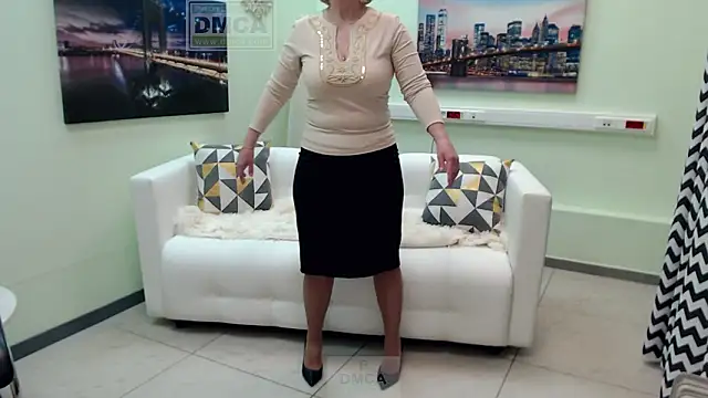 Snapshot of MONA_W chatting on February 15, 5:19 am MONA W online show from February 15, 5:19 am