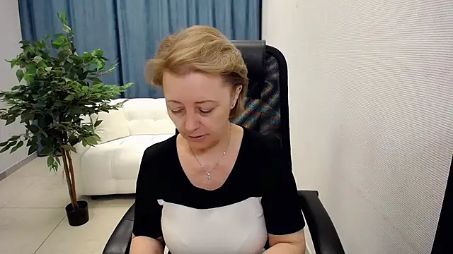 MONA W online show from April 30, 11:06 am