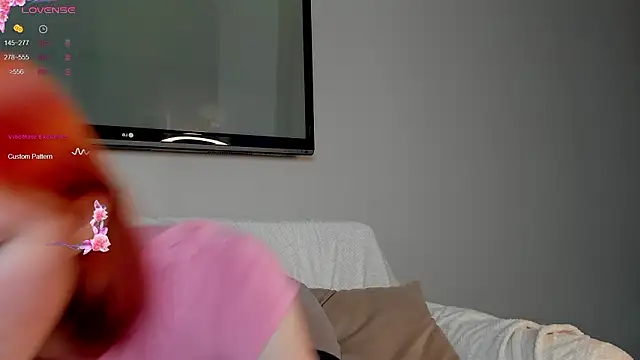 Snapshot of Leah_Castro chatting on February 4, 3:23 am Leah Castro online show from February 4, 3:23 am