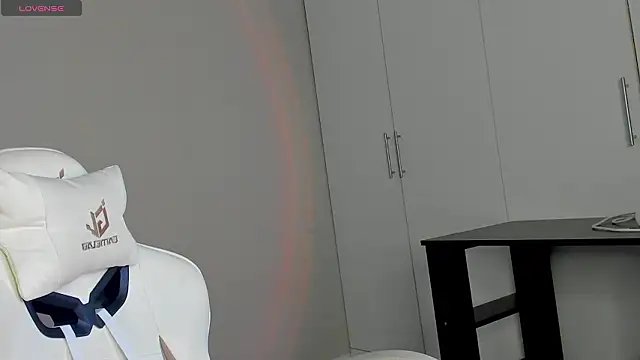 Snapshot of Leah_Castro chatting on February 15, 6:03 am Leah Castro online show from February 15, 6:03 am