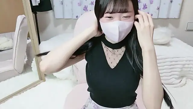 Snapshot of MOE_o0 chatting on February 25, 9:09 am MOE o0 online show from February 25, 9:09 am