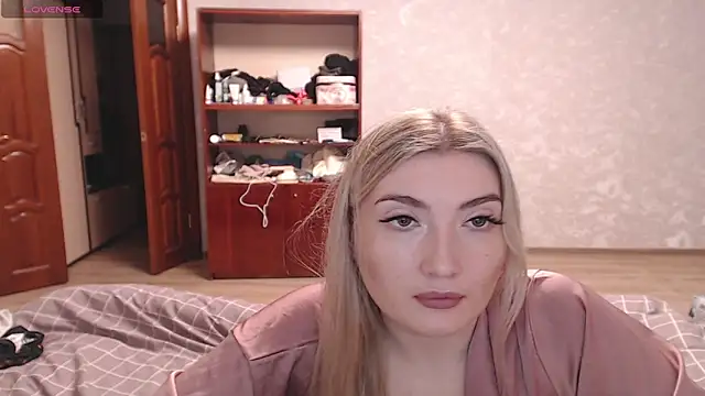 Snapshot of MiraRoy chatting on February 5, 3:19 pm MiraRoy online show from February 5, 3:19 pm