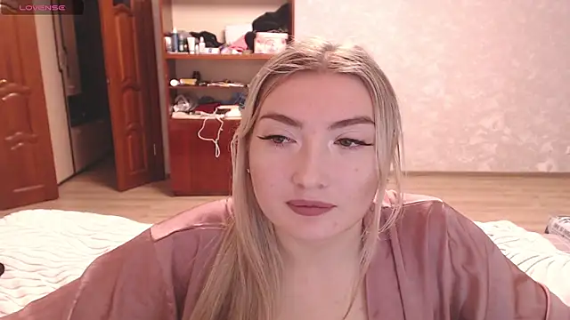 Snapshot of MiraRoy chatting on February 9, 3:43 pm MiraRoy online show from February 9, 3:43 pm