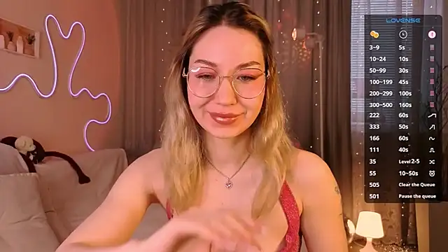 lusciousslily online show from March 18, 3:31 am