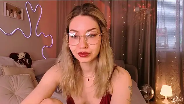 lusciousslily online show from March 14, 2:39 am