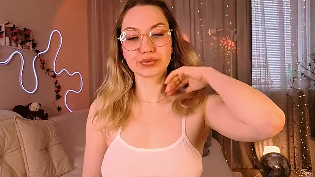 lusciousslily online show from April 10, 4:41 am