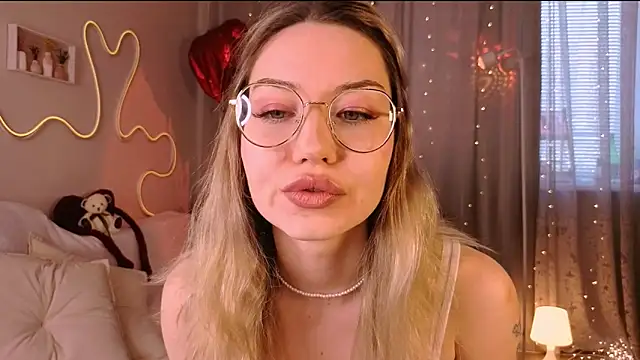 lusciousslily online show from March 4, 4:31 am