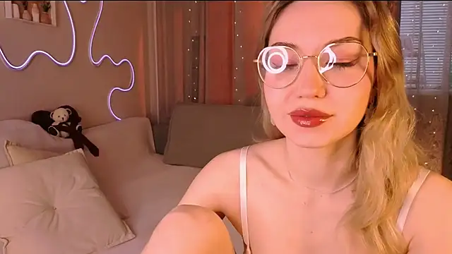 lusciousslily online show from March 12, 2:06 am
