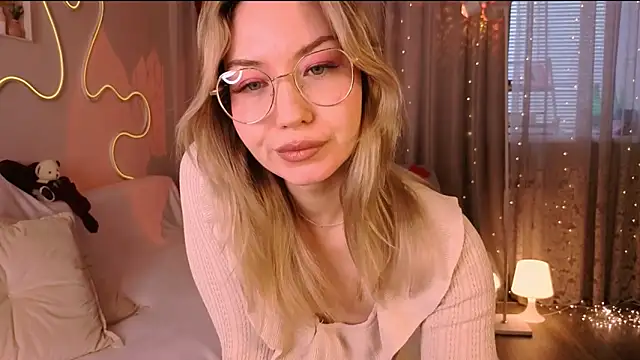 lusciousslily online show from March 2, 2:45 am