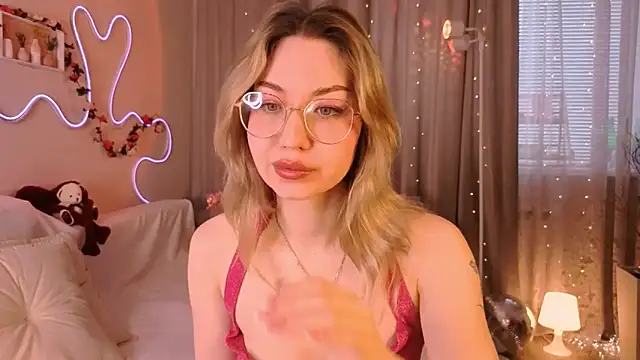 lusciousslily online show from March 19, 3:28 am