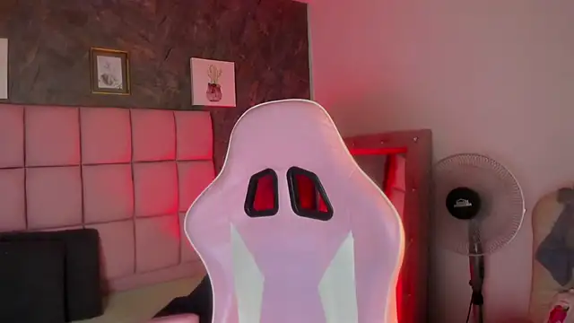 Snapshot of jay_kross1 chatting on February 22, 8:21 pm jay kross1 online show from February 22, 8:21 pm