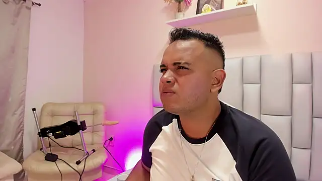 Snapshot of jay_kross1 chatting on February 13, 1:38 am jay kross1 online show from February 13, 1:38 am