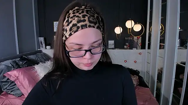 Snapshot of Maykinkya chatting on February 25, 1:55 pm Maykinkya online show from February 25, 1:55 pm