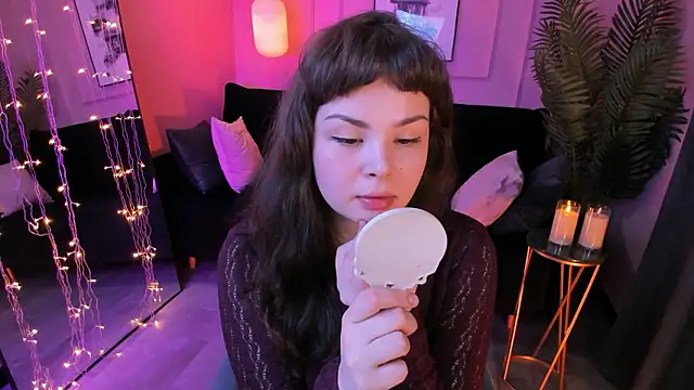 Snapshot of Maykinkya chatting on February 3, 2:44 pm Maykinkya online show from February 3, 2:44 pm