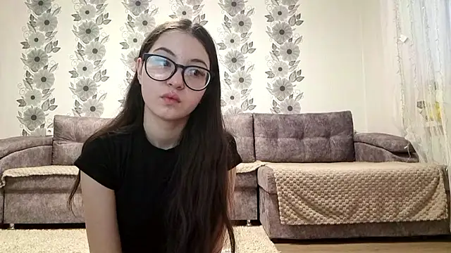 ZyntraLoom online show from February 8, 1:20 pm